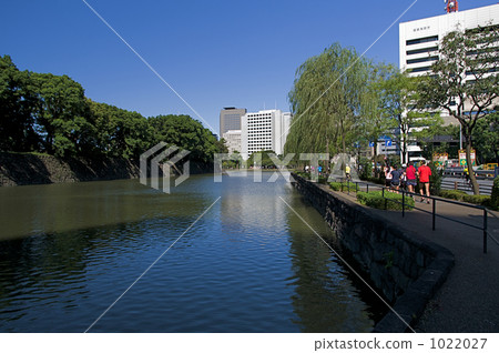 皇宮的大護城河和市中心的景觀 1022027