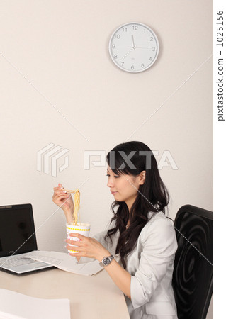 午飯 年輕女子 年輕女性 1025156