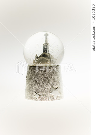 it's snowing it's snowing 1025350