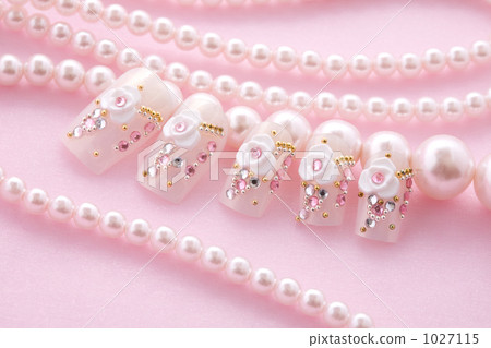 白玫瑰和粉紅色的石頭和珍珠珠爪 1027115