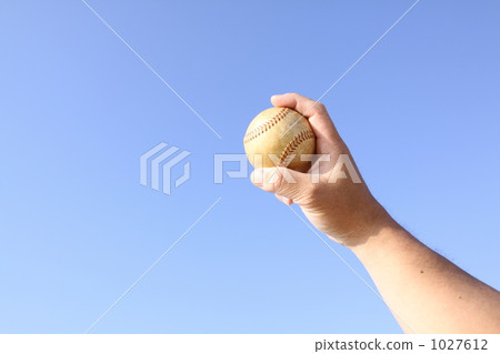 Male hand, hard ball and blue sky 1027612