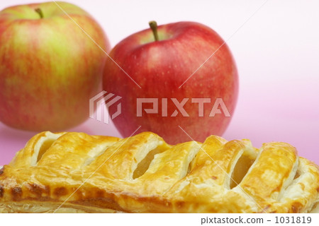 Apple pie and apples 1031819