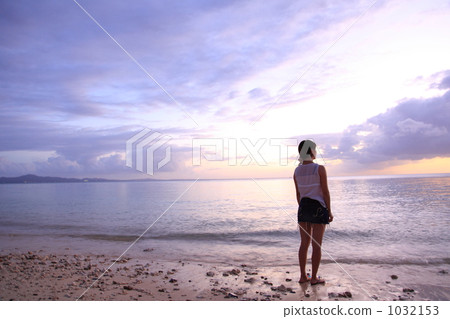 Dusk and women in Okinawa Dusk and women in Okinawa 1032153