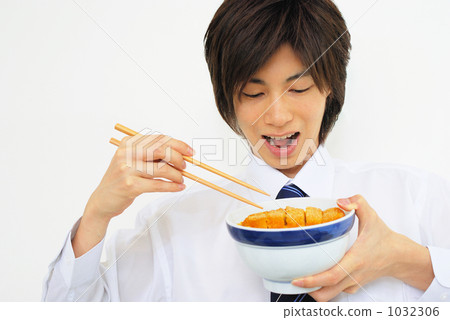 與男性的豬肉炸肉排 1032306