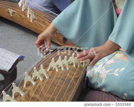 Kimono women playing the koto Kimono women playing the koto 1033568