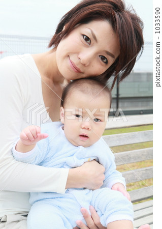 父母和孩子坐在長凳上 父母和孩子坐在長凳上 1033590