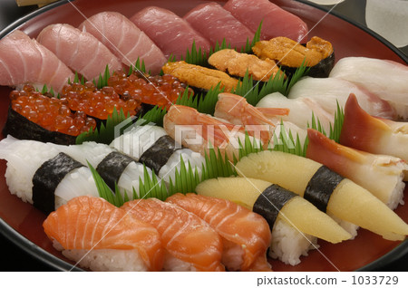 壽司包裝在設備中 1033729