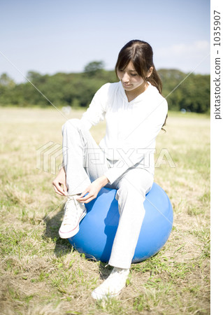 健身球 平衡球 人 1035907