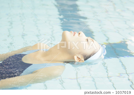 Young female, swimming, refreshing 1037019