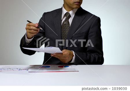 A businessman who presents documents in hand 1039030