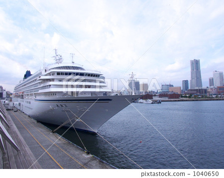 Asuka Ⅱ and Minato Mirai 1040650