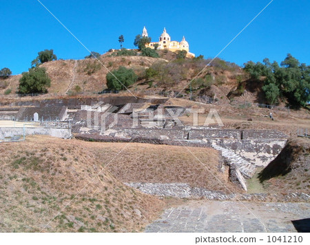 Tranchwo arte Petre and the church Tranchwo arte Petre and the church 1041210