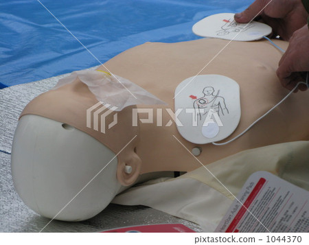 automated external defibrilator, heart massage, blue sheeting 1044370