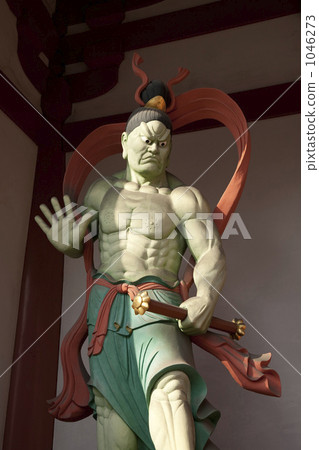 Shitennoji寺廟國王雕象雕像在門的 1046273
