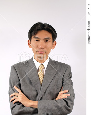 與橫渡的胳膊的商人 1049625