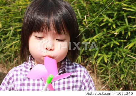 Girls blowing a round tiger 1051240