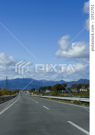 從附近的IC北阿爾卑斯山看到的上信越高速公路東部溫泉IC 1052701