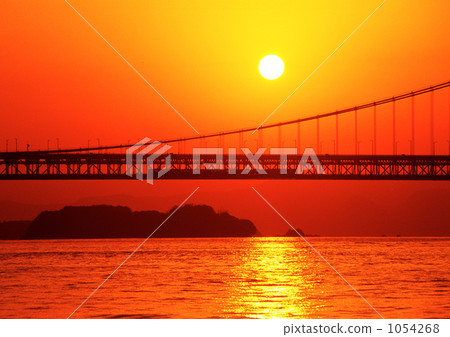 穿過瀨戶大橋的快速海上班輪支持日出 1054268