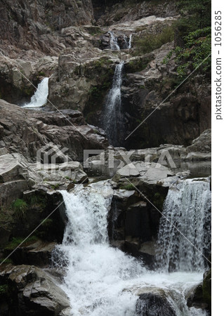 Two stages on the top of three stages 1056285