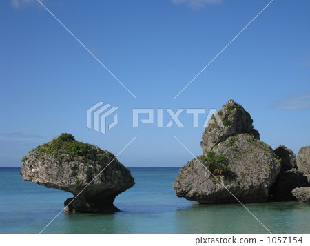 Nirai海灘岩石在沖繩島 Nirai海灘岩石在沖繩島 1057154