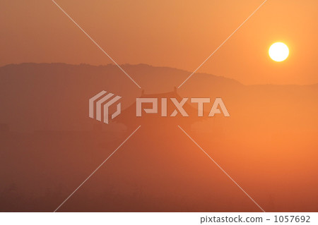 Suzaku gate and morning sun of morning mist (horizontal position) 1057692