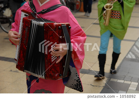 accordion, accordeon, accordian 1058892
