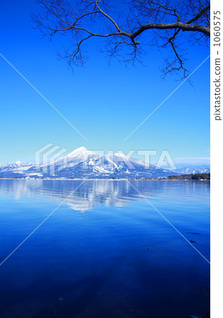 Lake Inawashiro and Mt. Bandai (Winter) 1060575