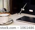書寫用具和咖啡杯放在桌子上 1061486