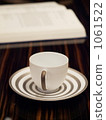 放在桌子上的咖啡杯 1061522