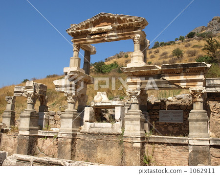 "Trajan's fountain" of "Ephesus (Ephesus) ruins" (Turkey) 1062911