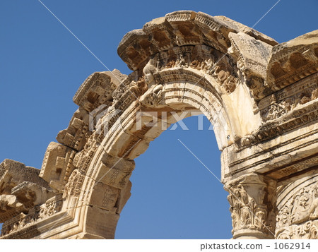 “以弗所(以弗所)遺骸”的“哈德良神廟”(土耳其) “以弗所(以弗所)遺骸”的“哈德良神廟”(土耳其) 1062914