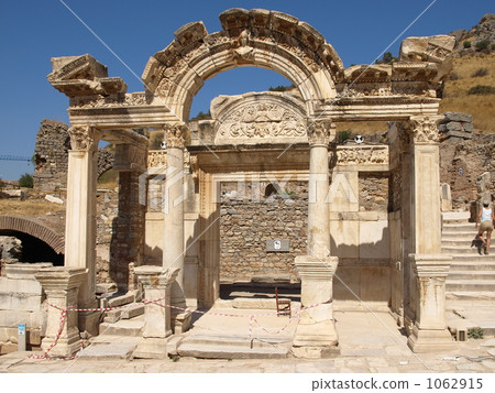 “以弗所（以弗所）遺骸”的“哈德良神廟”（土耳其） 1062915