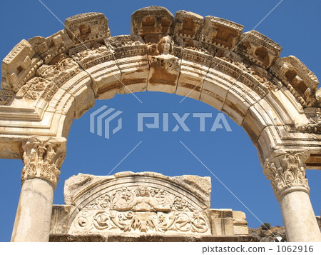 “以弗所(以弗所)遺骸”的“哈德良神廟”(土耳其) “以弗所(以弗所)遺骸”的“哈德良神廟”(土耳其) 1062916