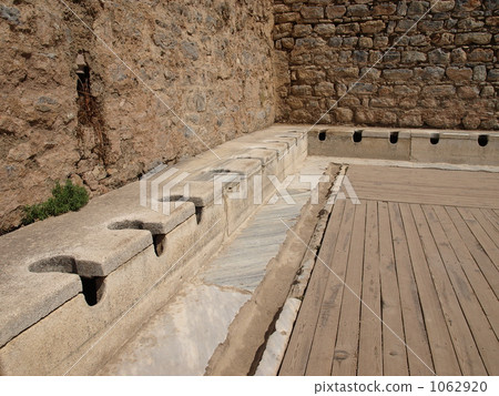 “以弗所(以弗所)遺址”(土耳其)的“公共廁所” “以弗所(以弗所)遺址”(土耳其)的“公共廁所” 1062920