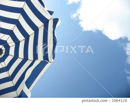暑假，藍天和雲彩和沙灘傘 1064128