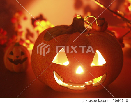 Candle glowing Halloween ghosts Candle glowing Halloween ghosts 1064740