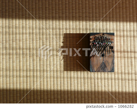 Karimba放在榻榻米上，讓它在陽光下閃耀 1066282