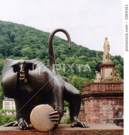 Statue of a mouse protecting the Ruedesheim street 1069161