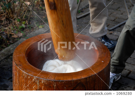 pounding mochi  1069280