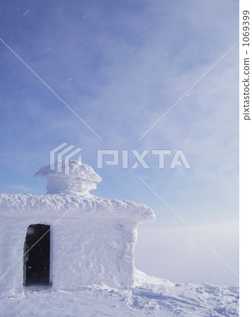 Frozen evacuation hut 1069399