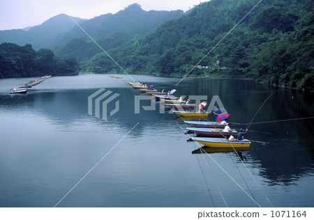 Fishing fish of Makase lake Fishing fish of Makase lake 1071164