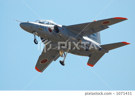 T-4 training machine to prepare for landing 1071431