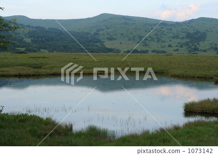 一座山在濕地中反映出來 1073142