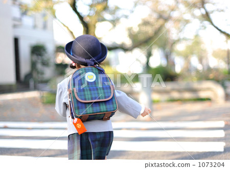 A girl going to kindergarten (spring, clear skies, crosswalk) 1073204