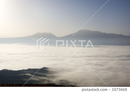 Early morning sea of clouds Early morning sea of clouds 1073608
