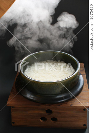 Cook the new rice with a cooker 1075439