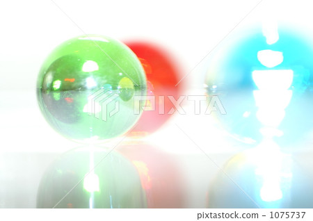 A glass ball that transmits light A glass ball that transmits light 1075737
