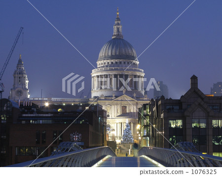 Saint Paul's temple of the dawn from the Millennium Bridge Saint Paul's temple of the dawn from the Millennium Bridge 1076325
