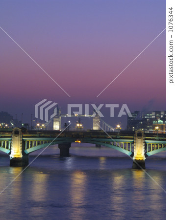 Tower bridge of the dawn from the Millennium Bridge 1076344