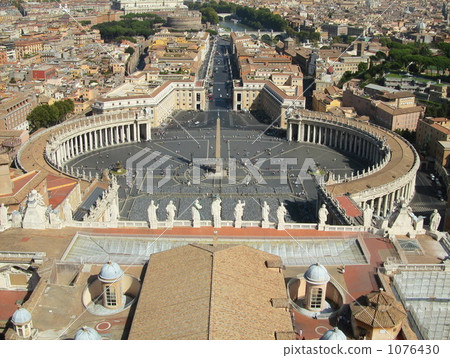 From the Vatican to St. Peter's Square 1076430